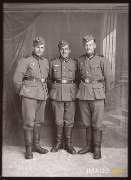 Portrait en pied de trois soldats allemands (Le Val-d'Ajol)